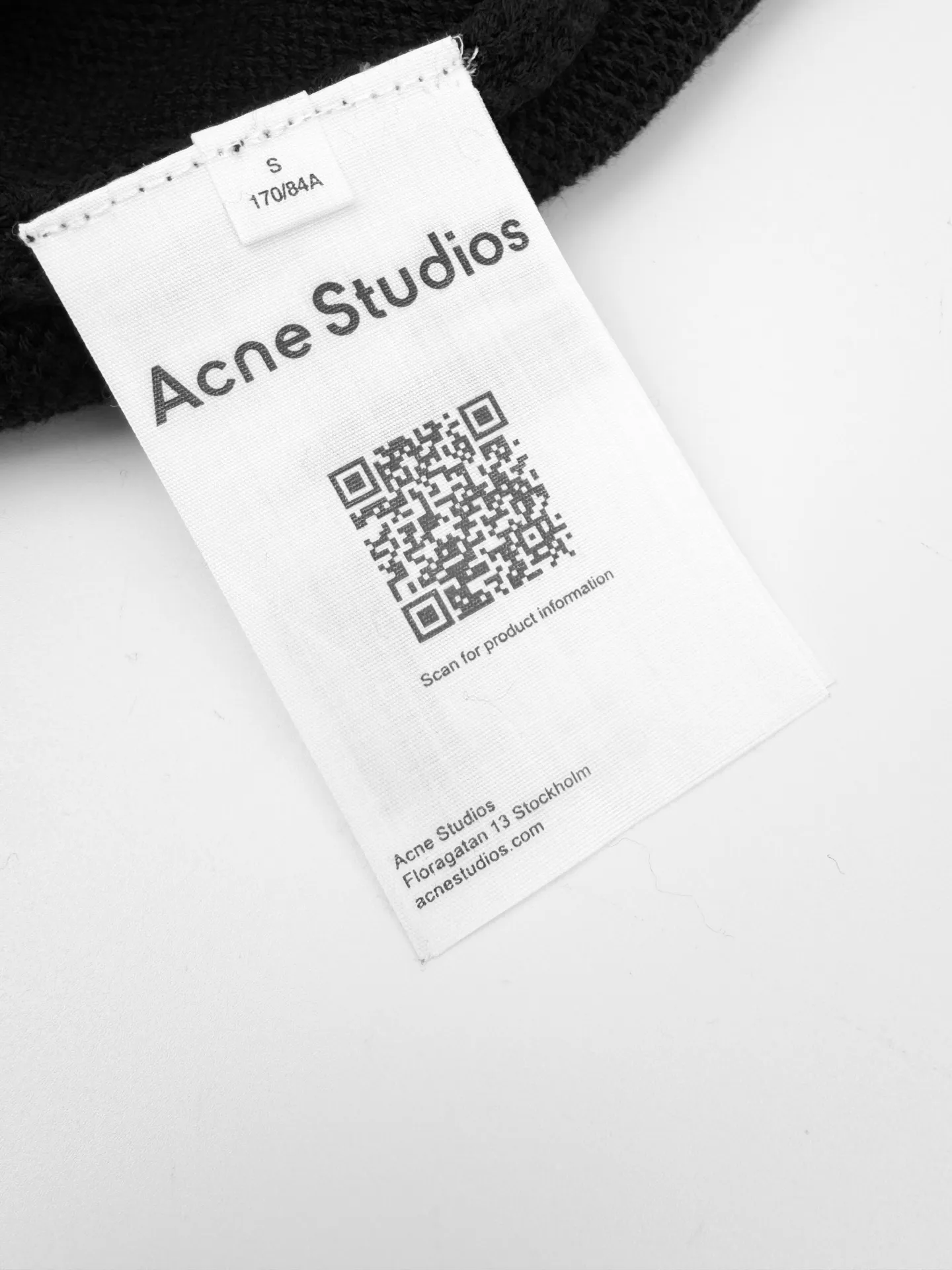 Acne Studi printed logo sweater, custom-woven plateau yak gold wool, soft and delicate, comfortable and close to the skin, Classic Black tone exudes an innate sense of luxury, warm and devouring, high-end minimalist blank design on the front panel, embellished with Acne Studios logo pattern printed on the back panel, sweeping the starting point of fashion, deep black and carbon black fibers interlaced, making simplicity more than simple. The magic of Versatile comes with advanced filters, showing a unique fashion attitude in minimalism. Process 1: using glue printing The printing is modified three times with the film screen. Use glue liquid paint to print the pattern on the fabric. Bake the fabric to fix the printed pattern. Process 2: Garment washing water softening and deodorizing process. Perform deep cleaning and deodorizing treatment on the clothing through professional washing equipment and specific detergents. Improve the feel and appearance of the clothing. Accessories: Customized 1:1 Acne trademark. Version: Loose version. Size: XS S M L. Style number: CC.